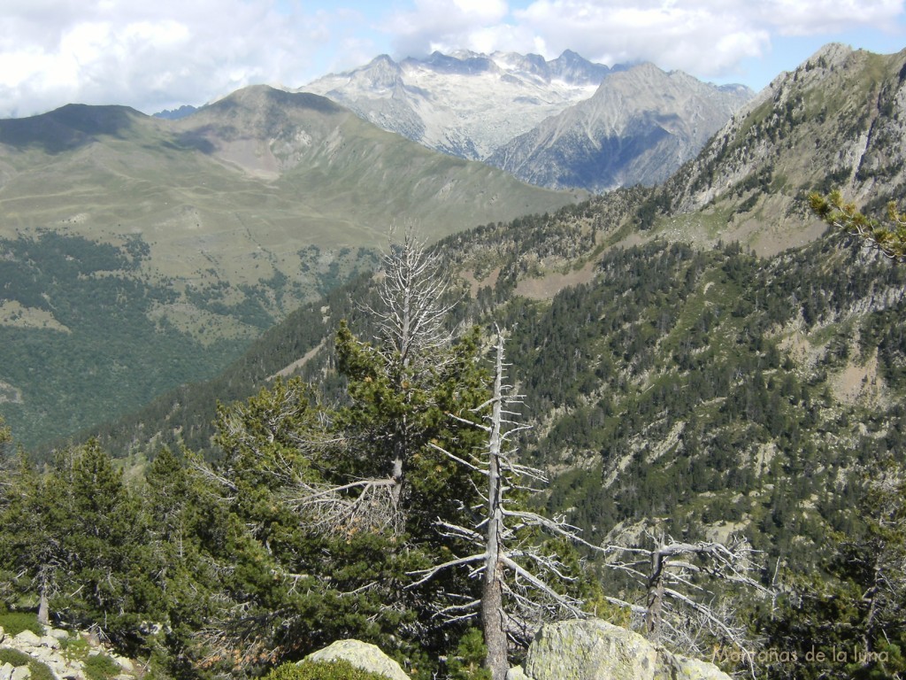 Al fondo el Macizo de Los Montes Malditos con el Pico Maldito a su derecha
